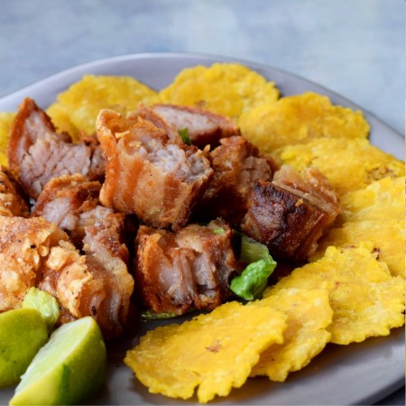 Chicharrones de Pork Belly con Tostones de peseta - Aperitivo