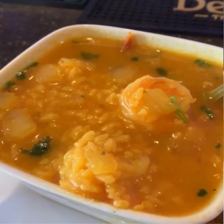 Asopao de Camarones, sale con tostones.