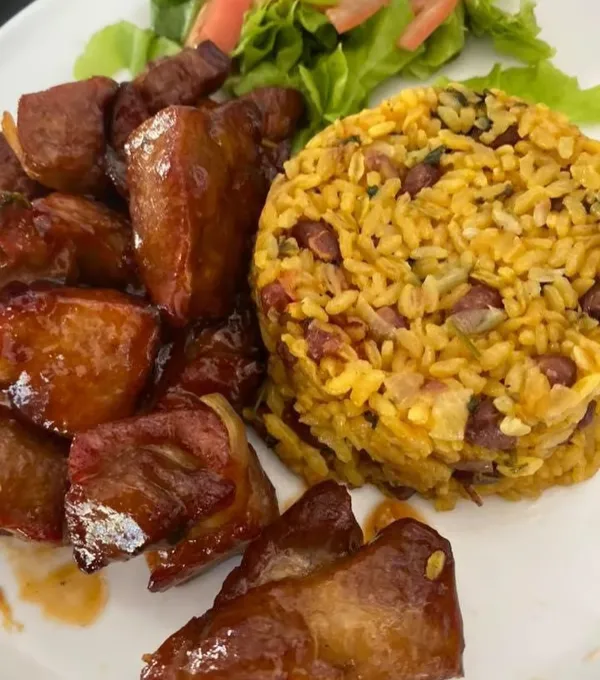 Arroz Mamposteao con carnes fritas