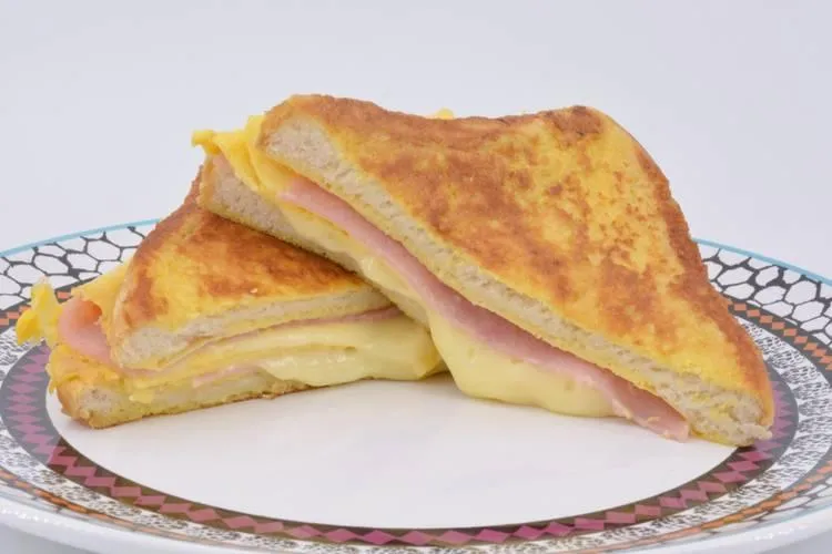 Sándwich De Jamón, Queso Y Huevo