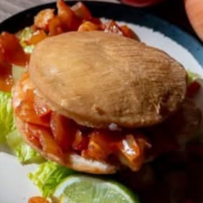 Arepa De Camarones a La Criolla