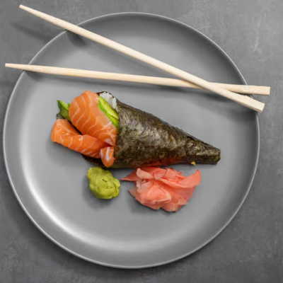 Fresh Salmon w Avocado Roll