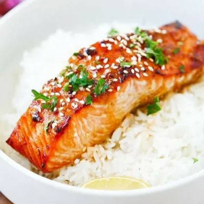 Salmón filete in garlic with with white rice 