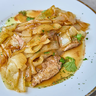 Filete de res encebollado