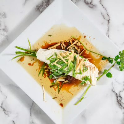 Filete de Rodaballo Al Vapor en Salsa de Soya con Jengibre y Cebollín