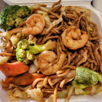 Lo mein con camarones