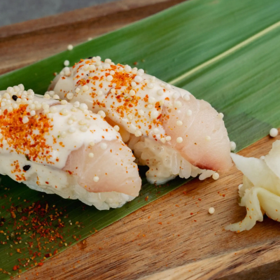 Hamachi Nigiri (Leche de Tigre y Togarashi)