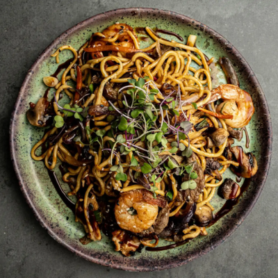 Fideos Orientales Con Vegetales Salteados Con Pollo,Churrasco y Camarones