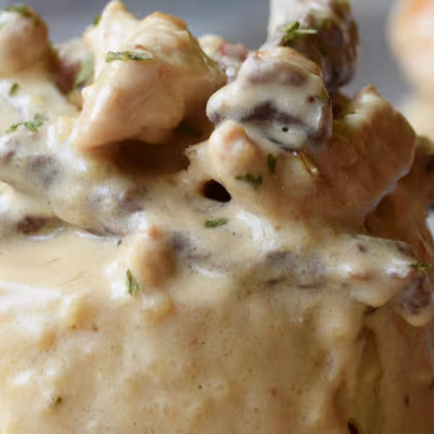 Yucafongo Relleno De Pollo, Churrasco Y Chorizo en Salsa De Queso Blanca